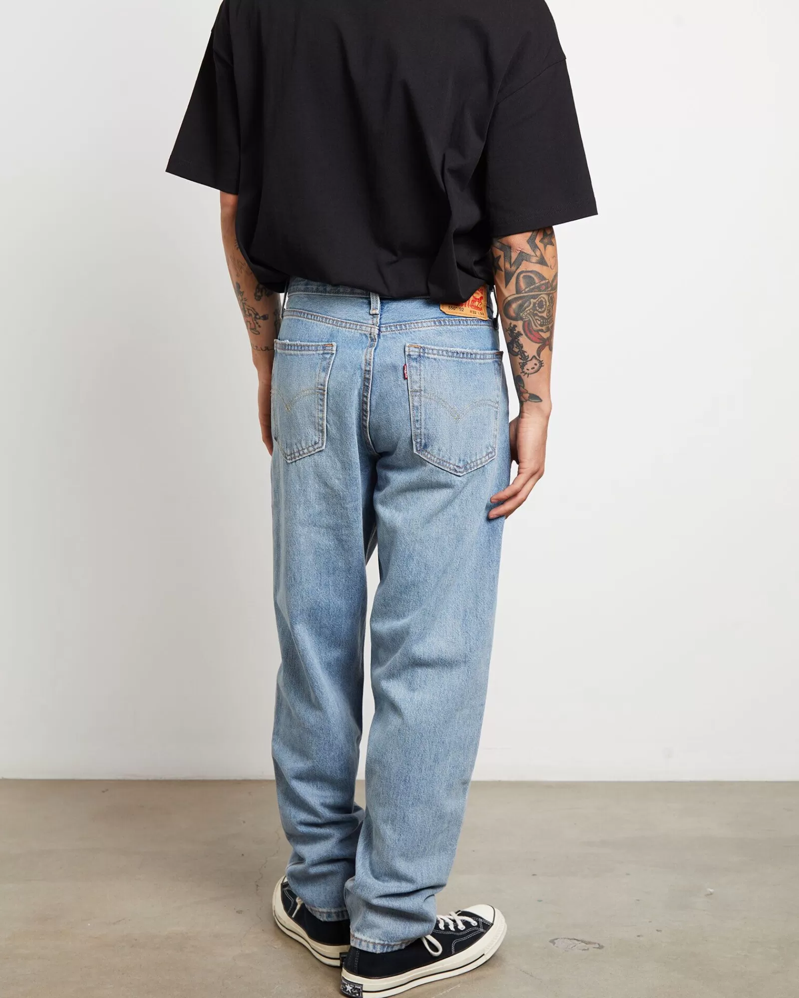 LEVIS 550 Modello '92 Jeans Denim Confortevole  
Taglio Relaxed con Stretto Tapered - Blu Mood Intenso  
Versione Rigenerata a Prezzo Conveniente  

（：，