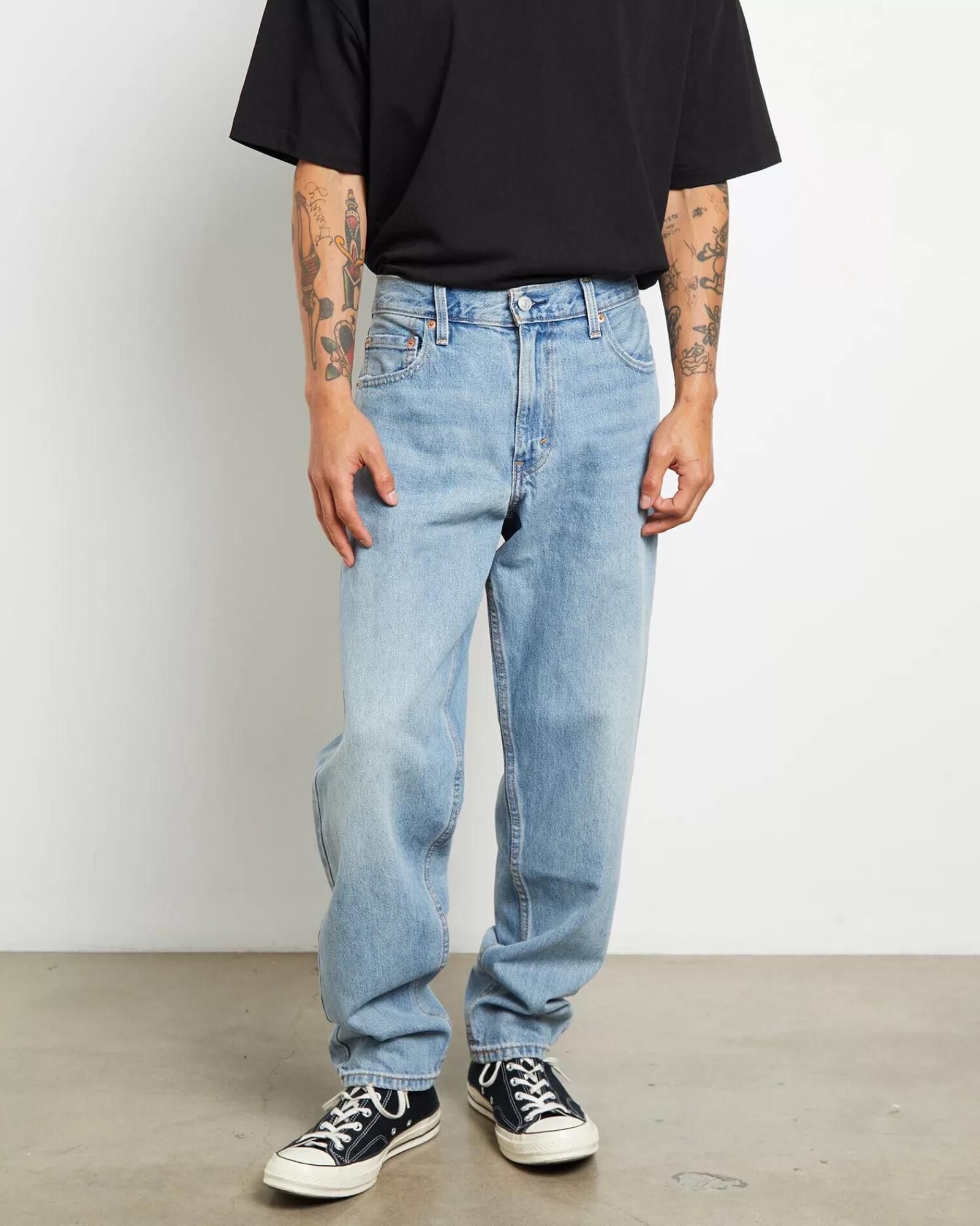 LEVIS 550 Modello '92 Jeans Denim Confortevole  
Taglio Relaxed con Stretto Tapered - Blu Mood Intenso  
Versione Rigenerata a Prezzo Conveniente  

（：，