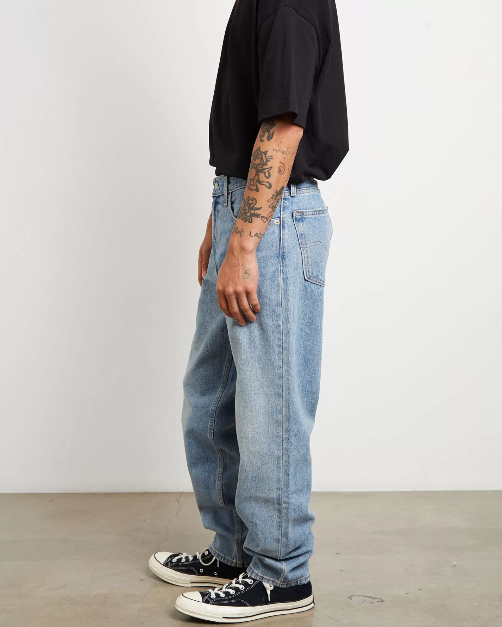 LEVIS 550 Modello '92 Jeans Denim Confortevole  
Taglio Relaxed con Stretto Tapered - Blu Mood Intenso  
Versione Rigenerata a Prezzo Conveniente  

（：，