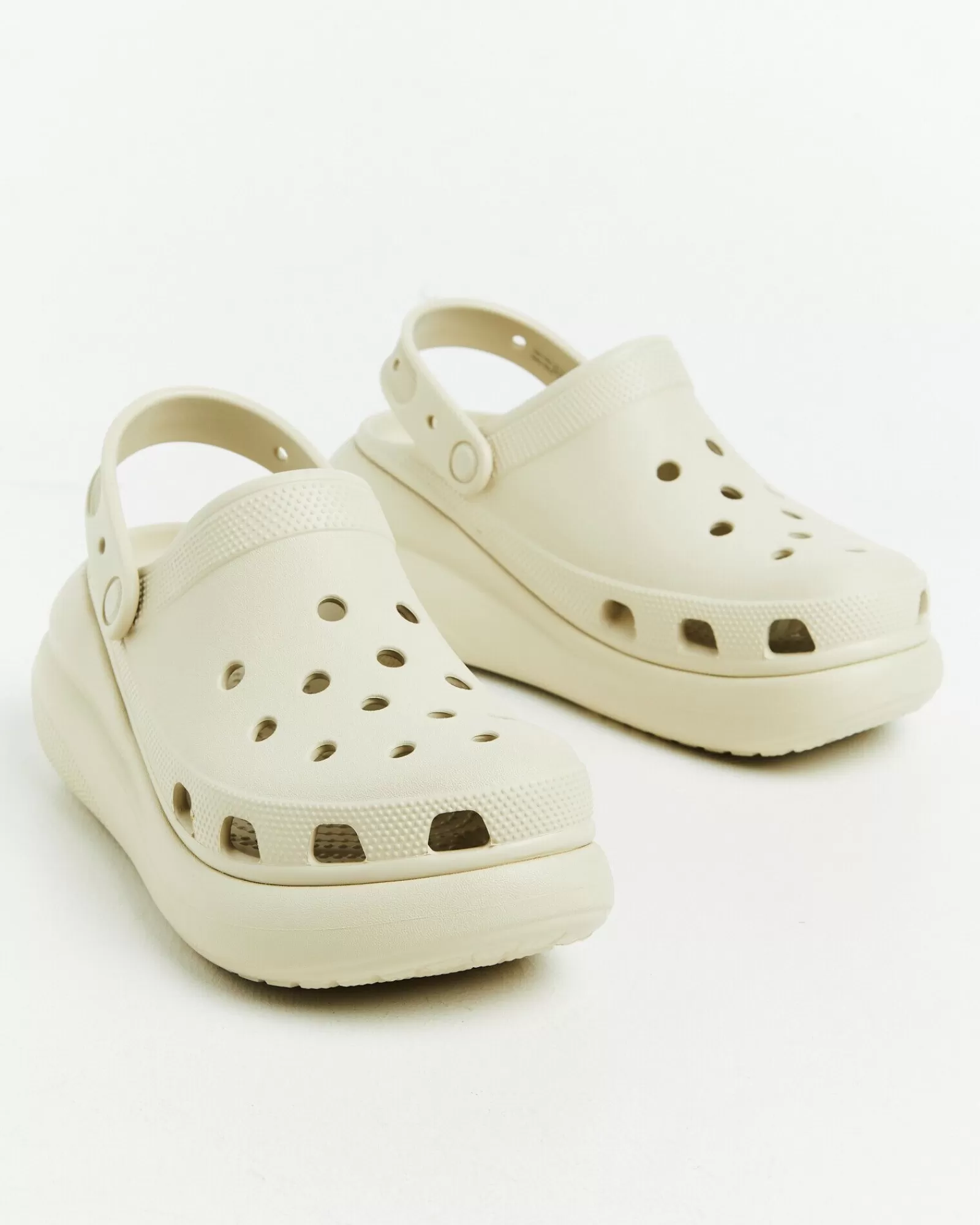 Scarpe comode CROCS Classic Crush Clogs - Design iconico in colorazione osso naturale, modello stagionale di tendenza