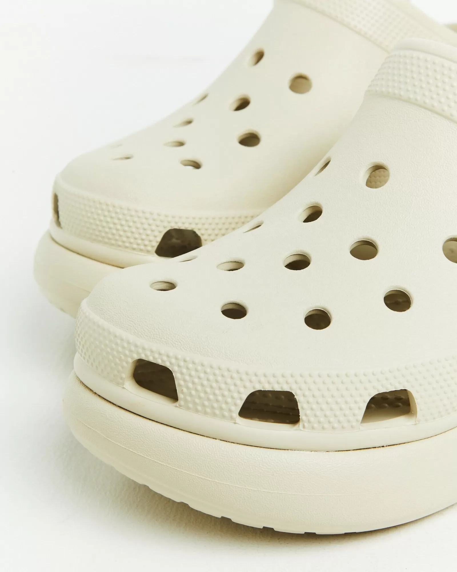 Scarpe comode CROCS Classic Crush Clogs - Design iconico in colorazione osso naturale, modello stagionale di tendenza