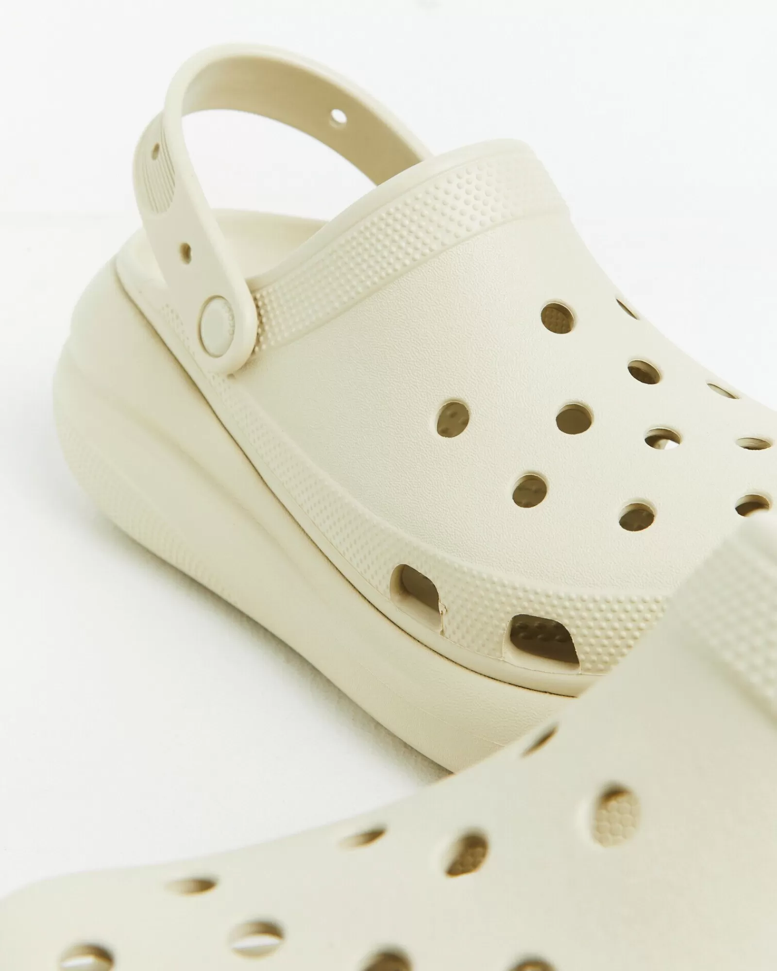 Scarpe comode CROCS Classic Crush Clogs - Design iconico in colorazione osso naturale, modello stagionale di tendenza