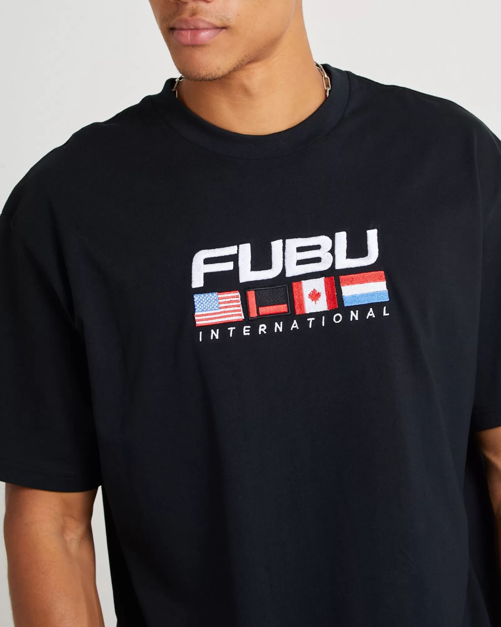 Maglietta Uomo FUBU Stile Casual con Manica Corta - Nero Classico | Confezione Originale Disponibile su [Nome Sito]