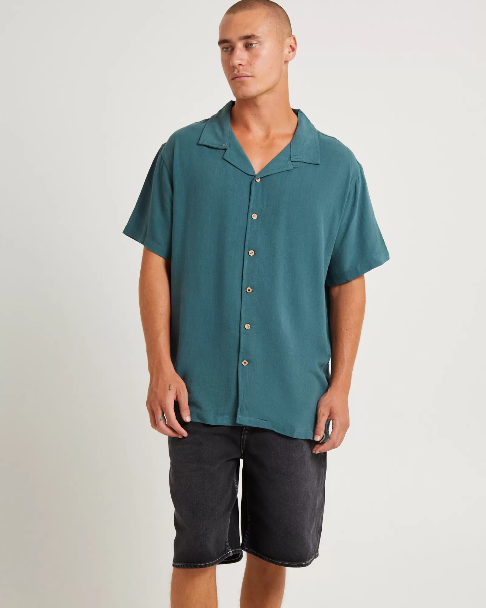 THE CRITICAL SLIDE SOCIETY: Camicia Estiva Ernie in Tessuto Leggero - Verde Salvia con Maniche Corte, Ideale per Stile Casual Elegante. Offerta Speciale Estate 2024.