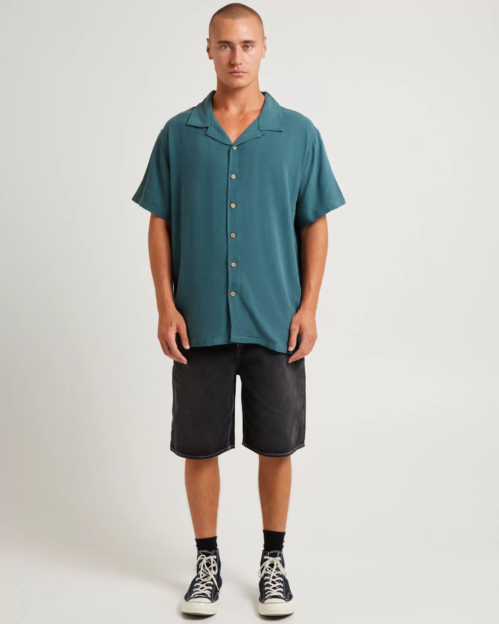 THE CRITICAL SLIDE SOCIETY: Camicia Estiva Ernie in Tessuto Leggero - Verde Salvia con Maniche Corte, Ideale per Stile Casual Elegante. Offerta Speciale Estate 2024.