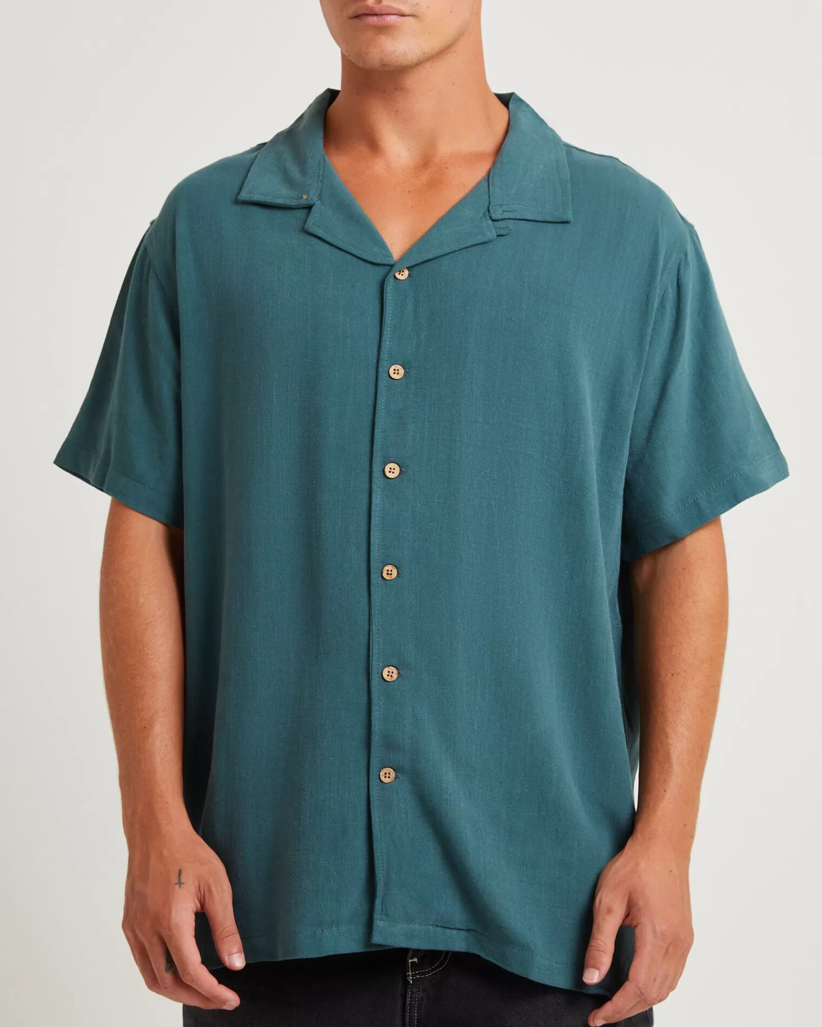 THE CRITICAL SLIDE SOCIETY: Camicia Estiva Ernie in Tessuto Leggero - Verde Salvia con Maniche Corte, Ideale per Stile Casual Elegante. Offerta Speciale Estate 2024.