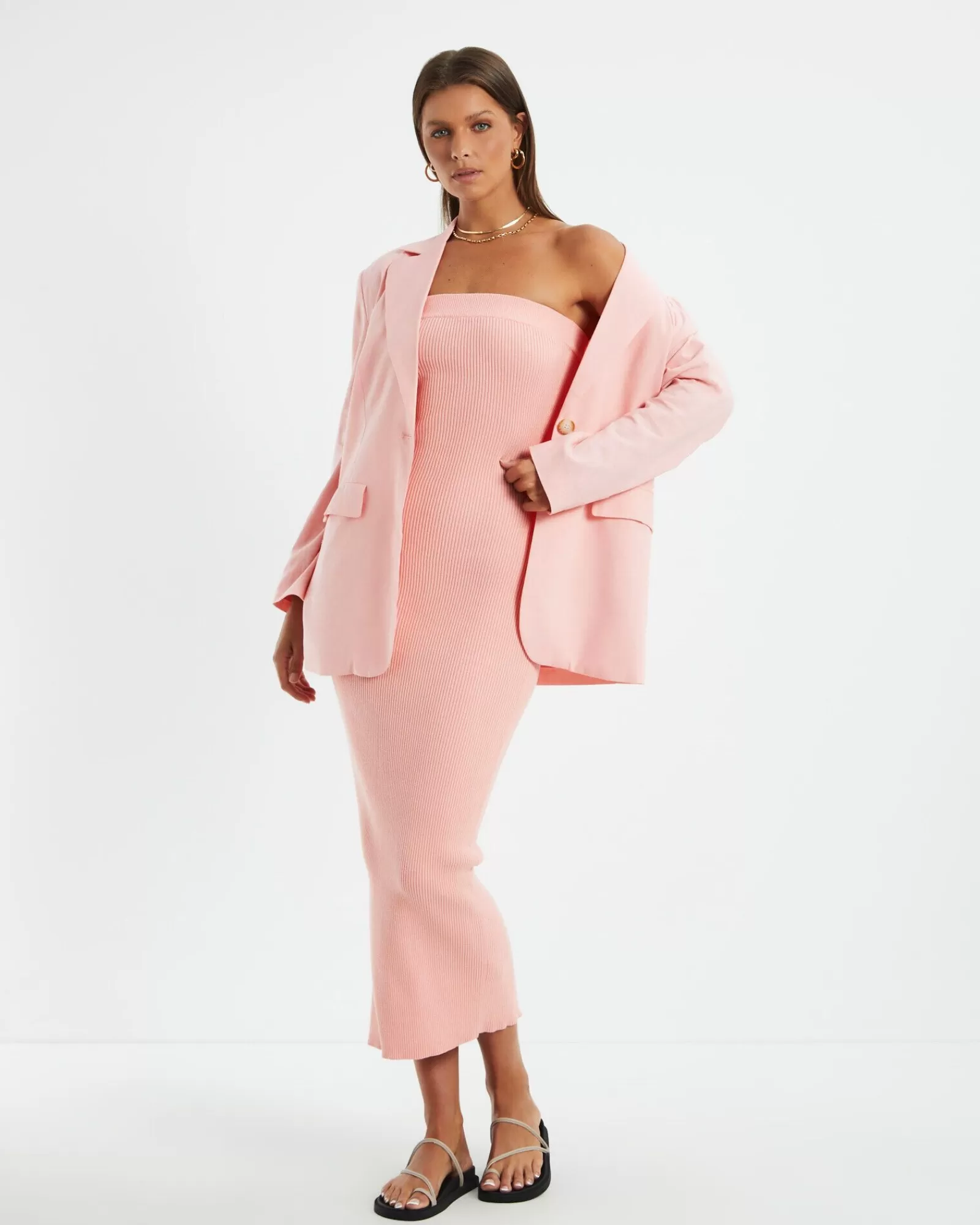 Abito CHARLIE HOLIDAY Freya in Maglia Confortevole - Rosa Corallo Brillante, Modello Mid-Lungo per Primavera-Estate