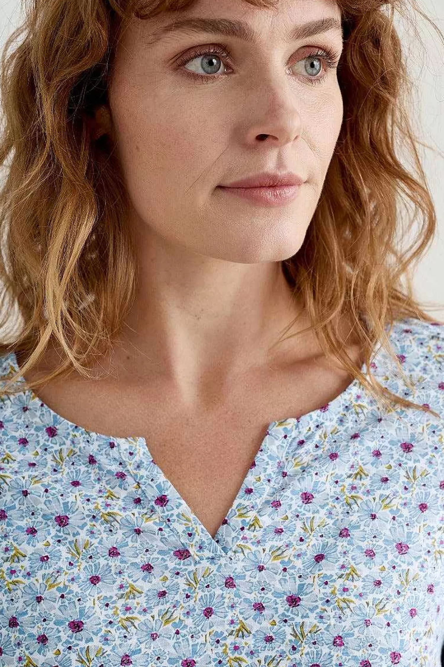 Maglia Donna con Scollo a V Delicato e Motivi Gipsofila - Stile Costiero di Seasalt Cornwall