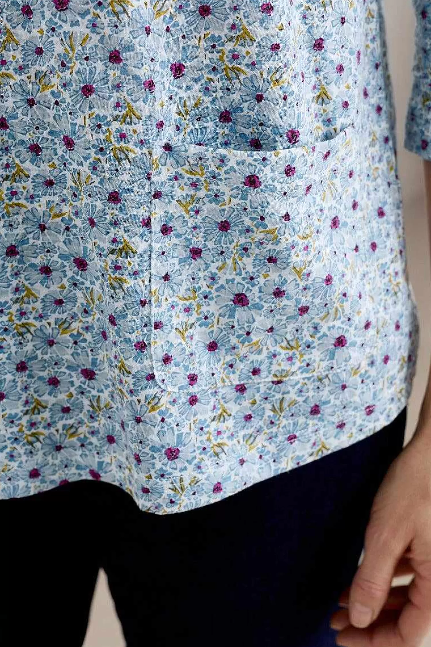 Maglia Donna con Scollo a V Delicato e Motivi Gipsofila - Stile Costiero di Seasalt Cornwall