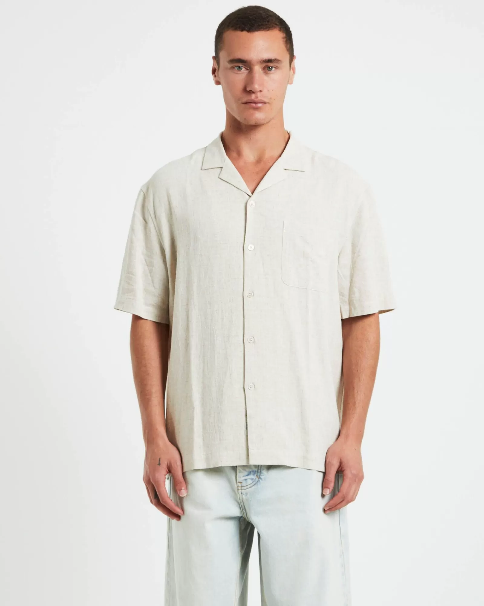 Camicia estiva in lino Harrison con maniche corte per resort - Tinta naturale in offerta speciale ARVUST