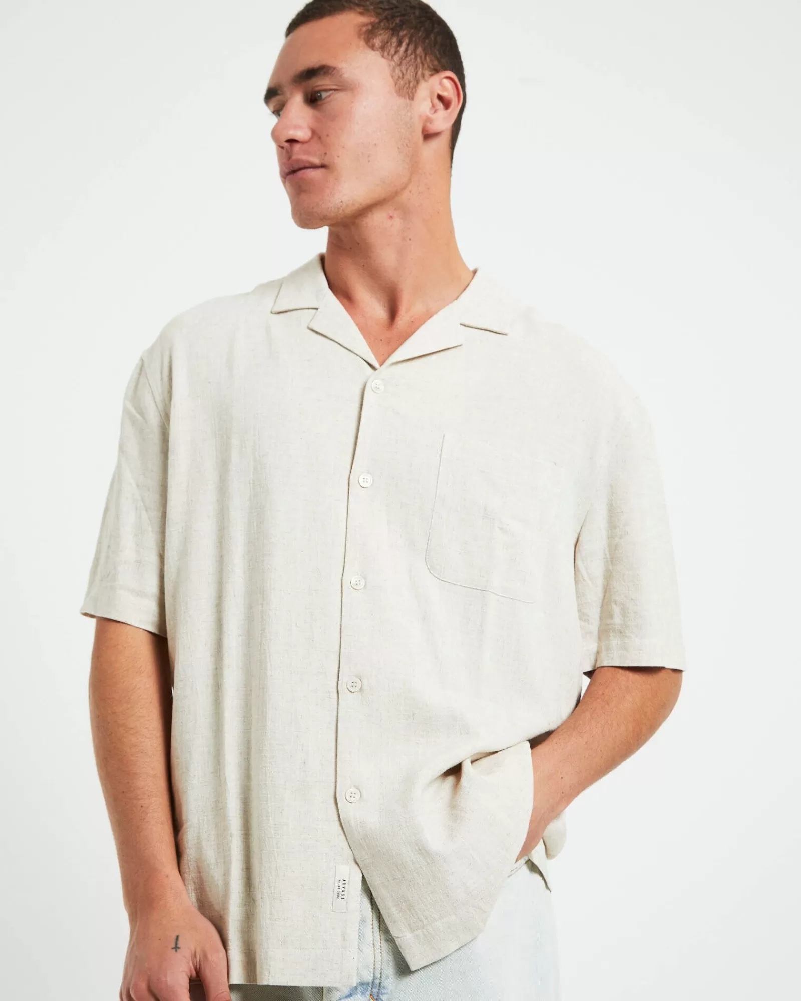 Camicia estiva in lino Harrison con maniche corte per resort - Tinta naturale in offerta speciale ARVUST