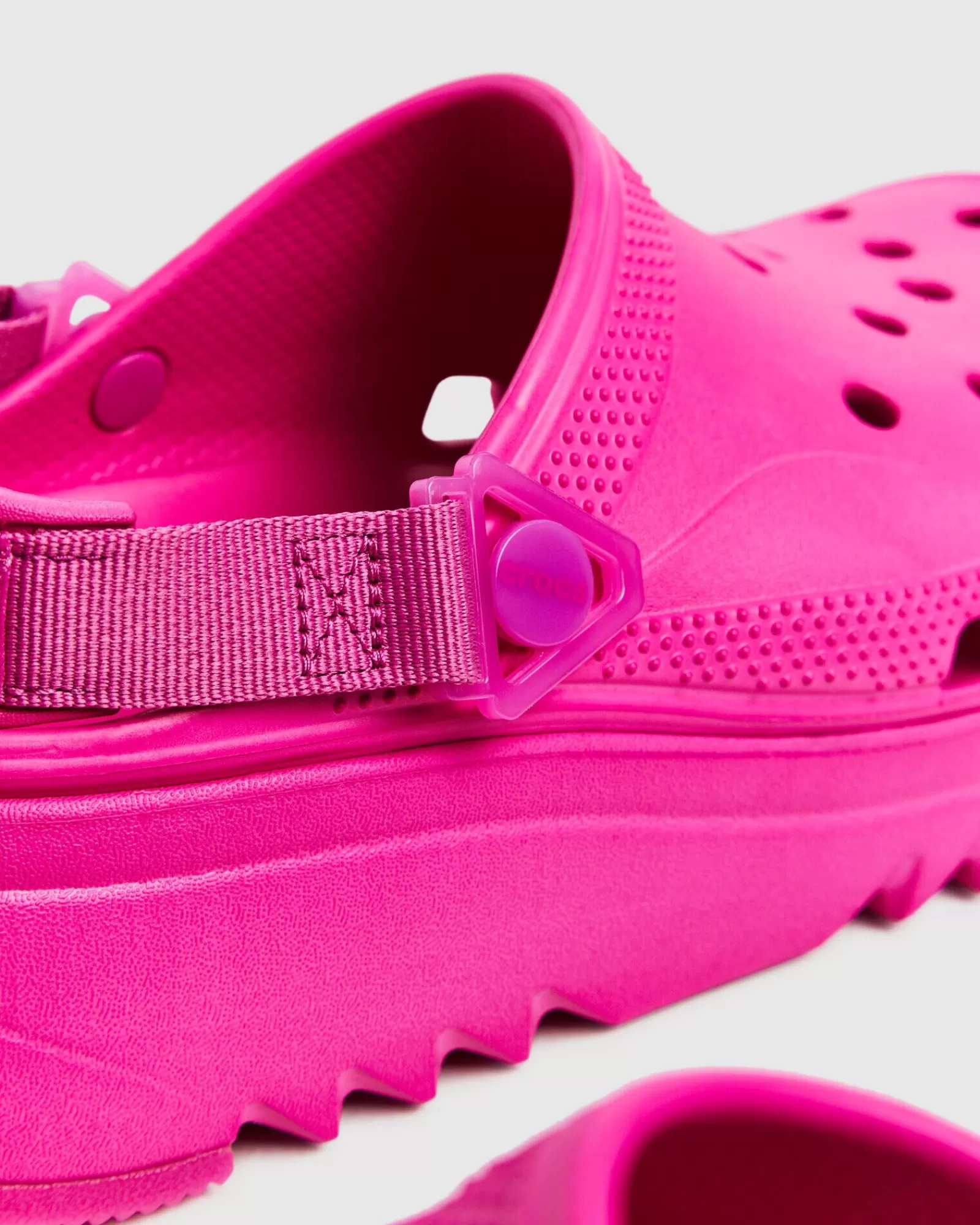 Scarpe comode CROCS Hike 2.0 - Modello clogs unisex in rosa succoso, perfette per lo stile urbano e le giornate dinamiche