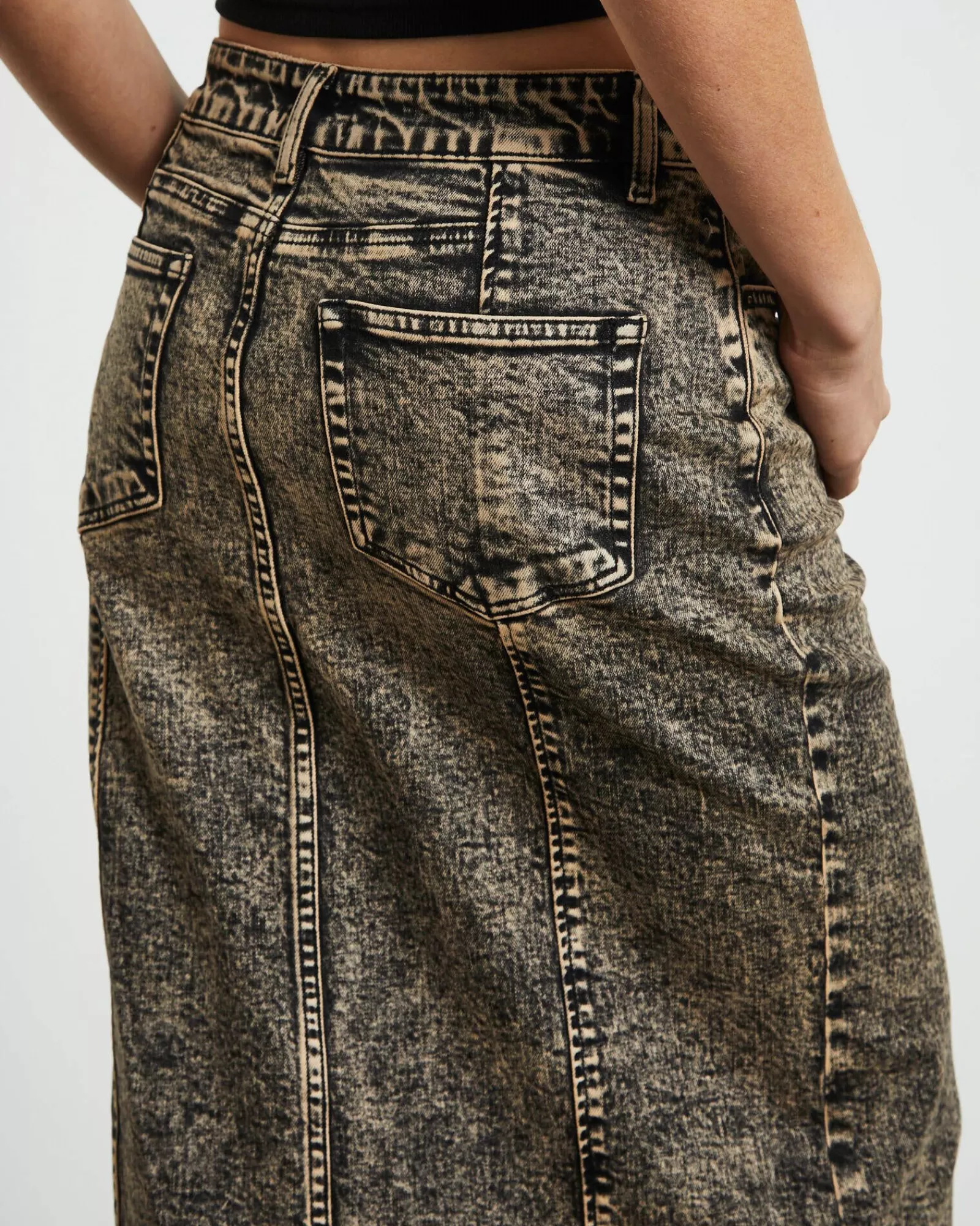 NEON HART Gonna Midistyle Denim con Effetto Vintage - Nero Invecchiato con Inserti Ines, Capo Versatile per Look Autentici