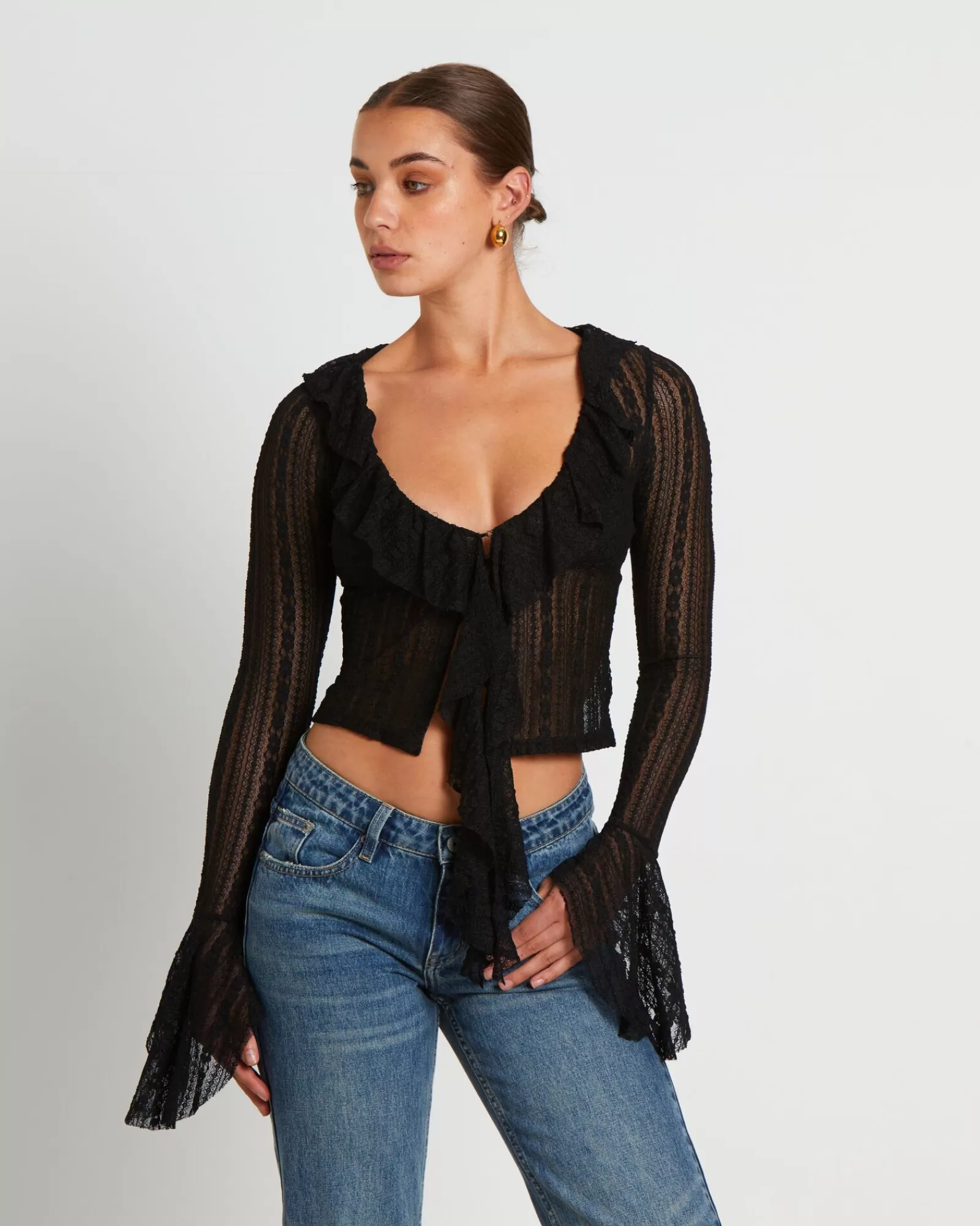 Scopri NEON HART: Camicia Janie in Pizzo Scollato - Stile Fairy Core Nero per un Look Magico