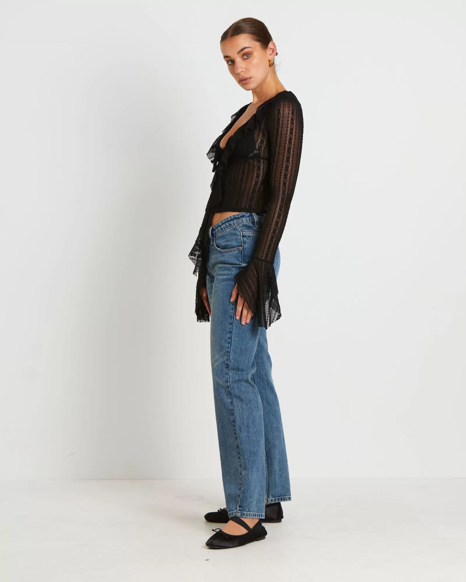 Scopri NEON HART: Camicia Janie in Pizzo Scollato - Stile Fairy Core Nero per un Look Magico