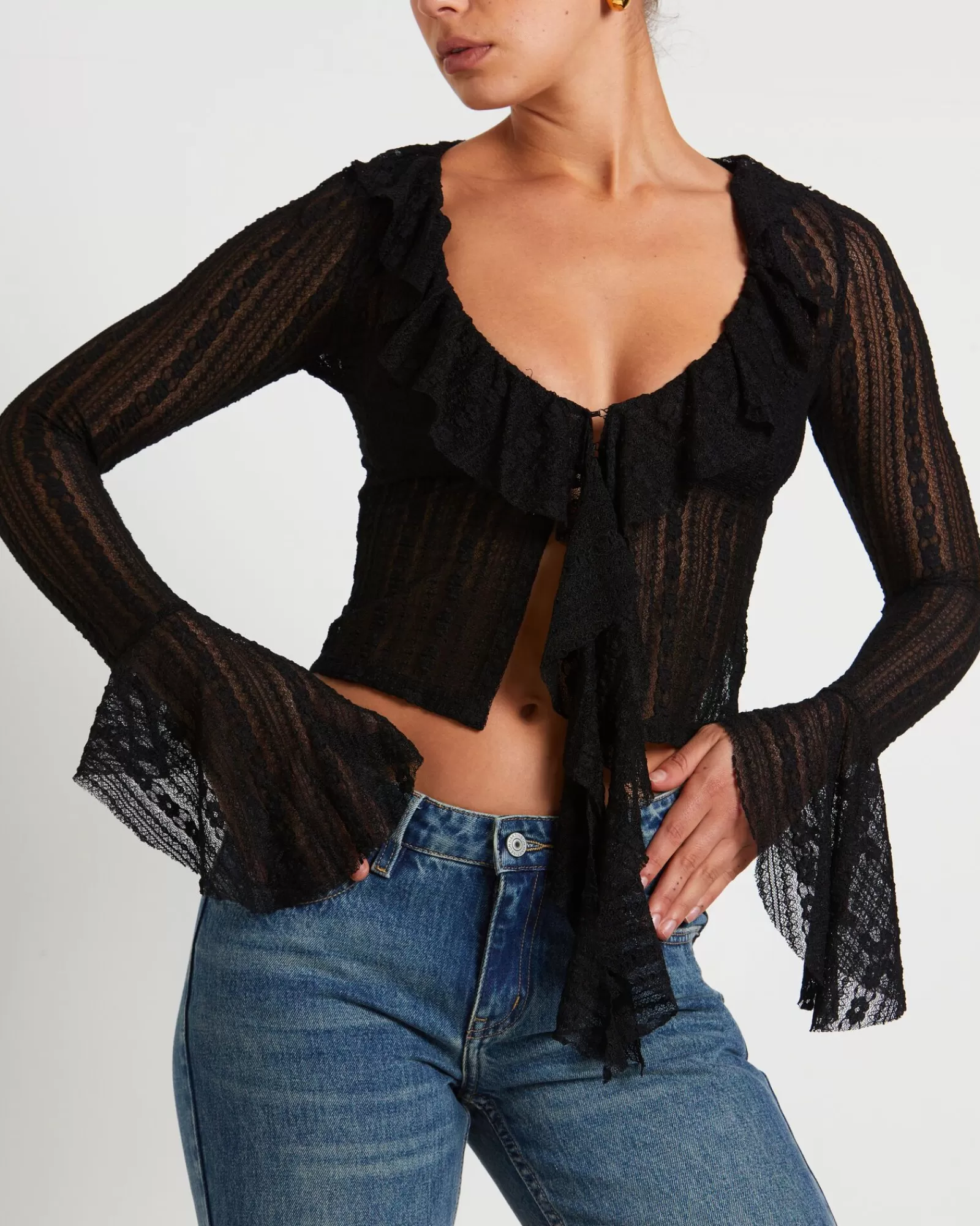 Scopri NEON HART: Camicia Janie in Pizzo Scollato - Stile Fairy Core Nero per un Look Magico