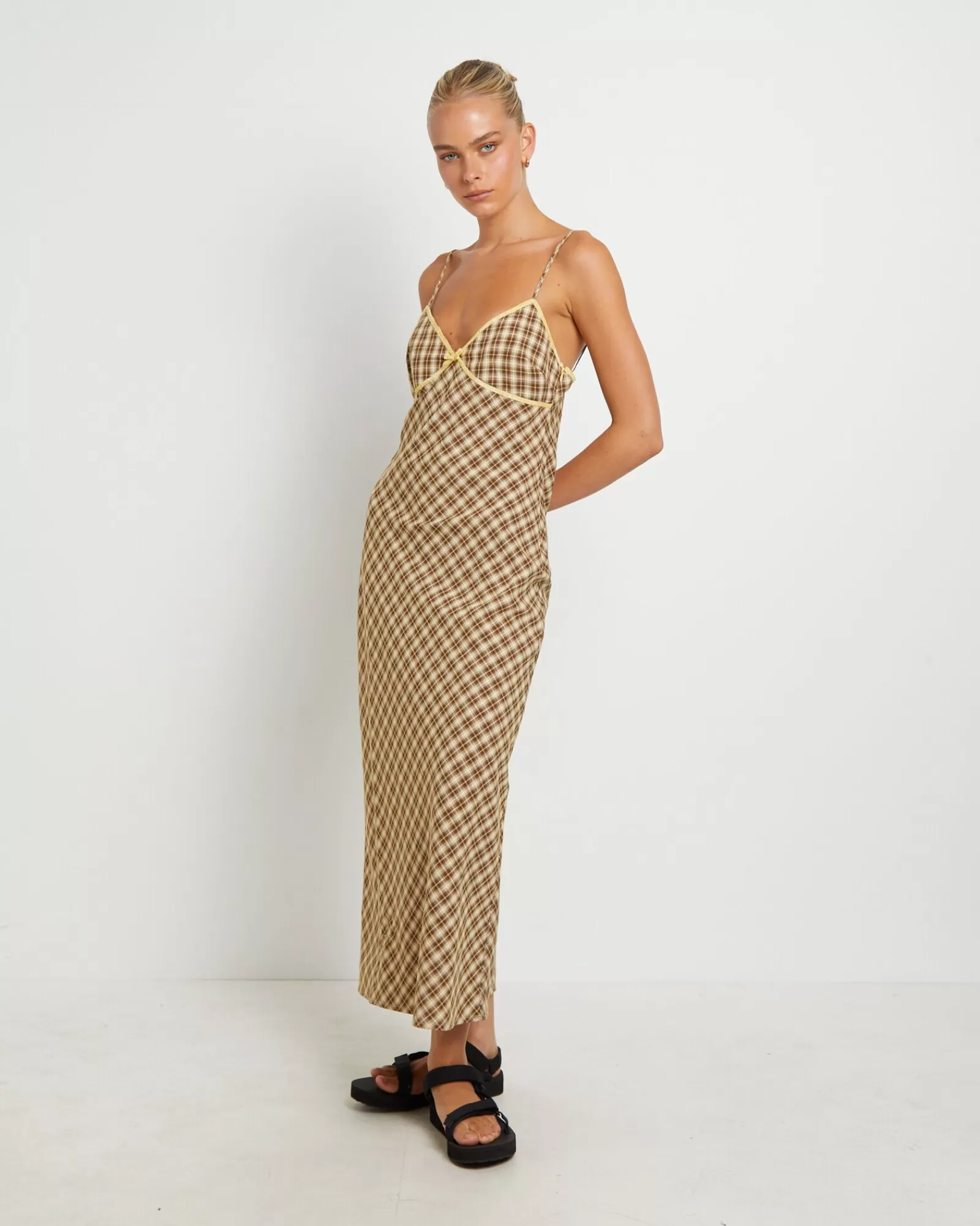 Affascinante Vestito Midiscalfe Sbieco Jenny a Quadri - Insight Collection in Diverse Tinte