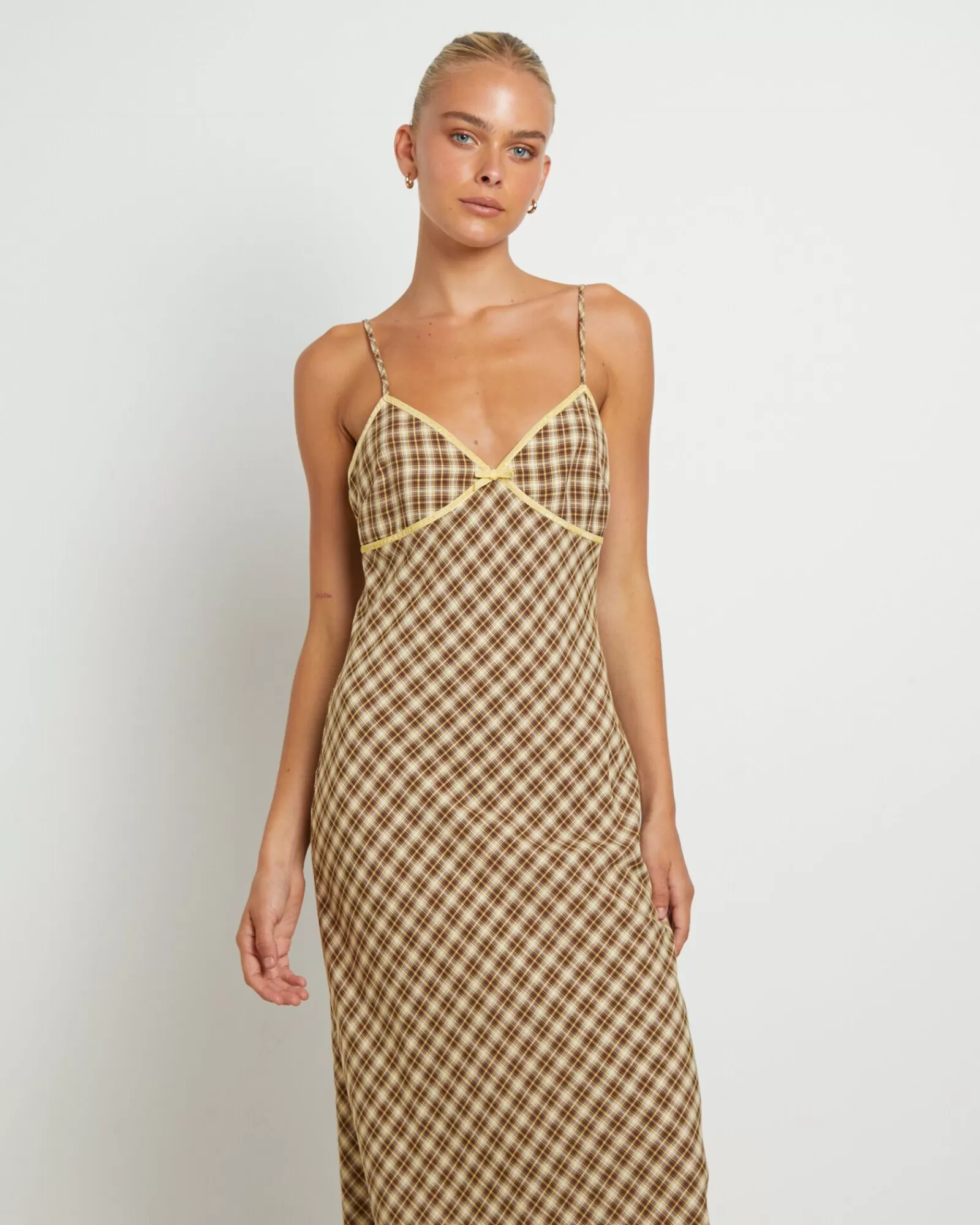 Affascinante Vestito Midiscalfe Sbieco Jenny a Quadri - Insight Collection in Diverse Tinte