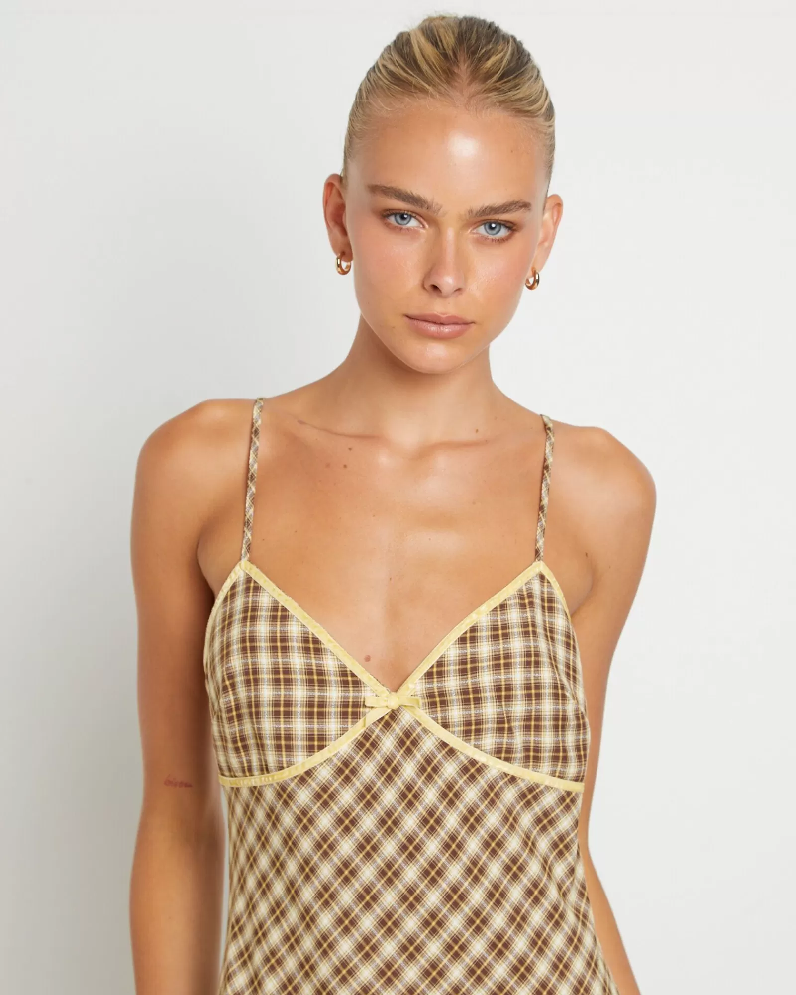 Affascinante Vestito Midiscalfe Sbieco Jenny a Quadri - Insight Collection in Diverse Tinte