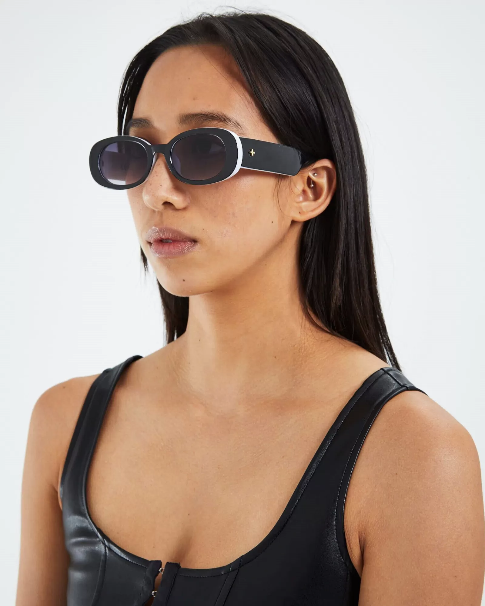 Occhiali da Sole PETA & JAIN Jones - Design Moderno Bicolore Nero e Bianco per Look Eleganti

(：，，，SEO。)