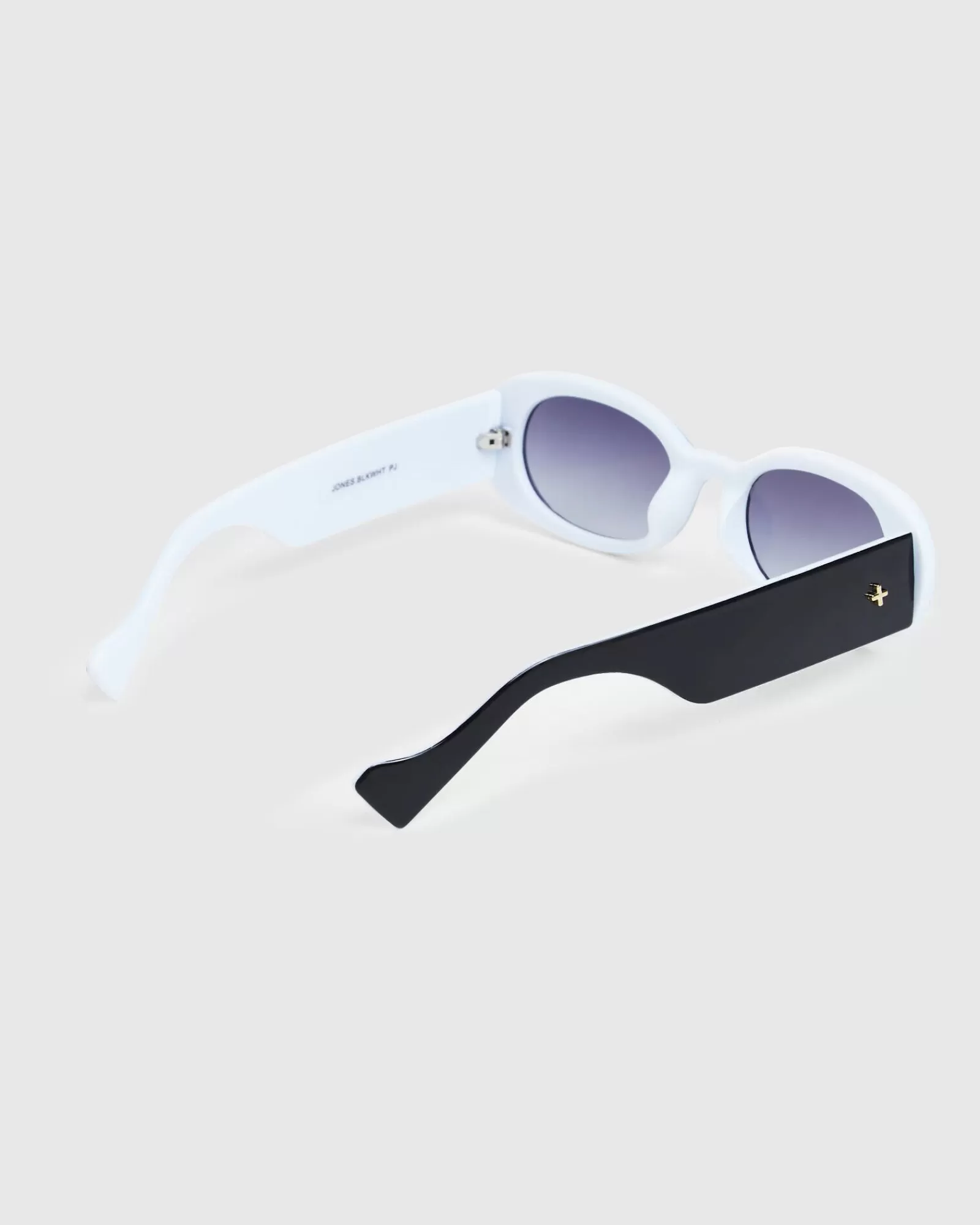 Occhiali da Sole PETA & JAIN Jones - Design Moderno Bicolore Nero e Bianco per Look Eleganti

(：，，，SEO。)