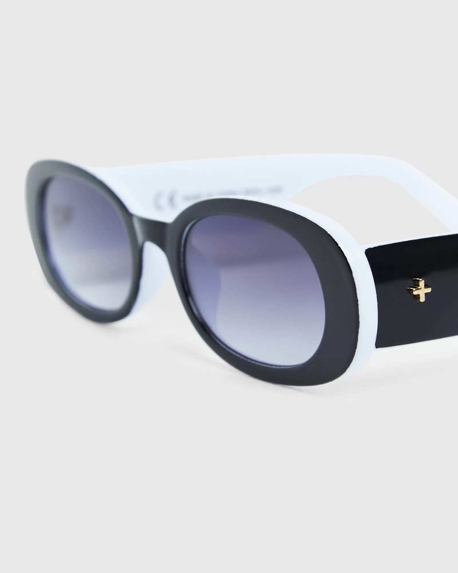 Occhiali da Sole PETA & JAIN Jones - Design Moderno Bicolore Nero e Bianco per Look Eleganti

(：，，，SEO。)