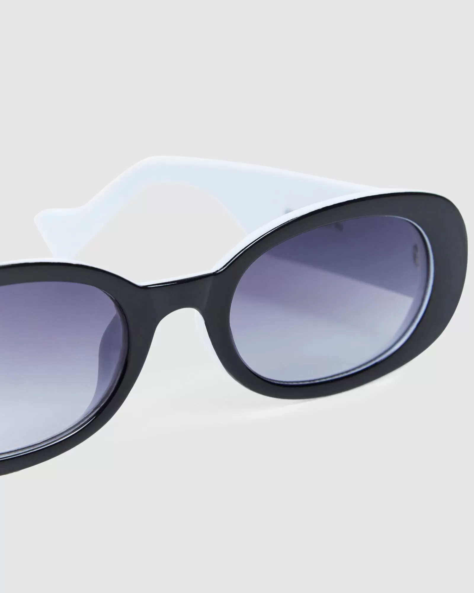 Occhiali da Sole PETA & JAIN Jones - Design Moderno Bicolore Nero e Bianco per Look Eleganti

(：，，，SEO。)