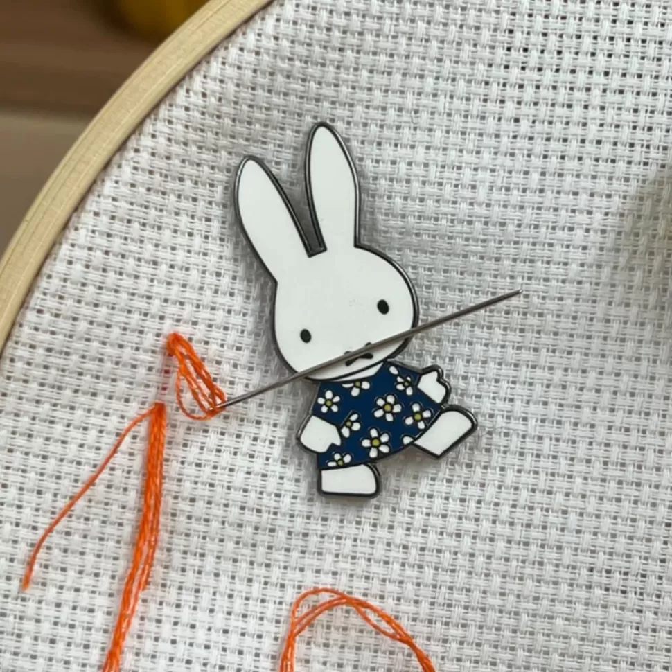 Fermaglio Magnetico Carino con Design Miffy e Fiori Margherita - Accessorio da Cucito in Tonalità Blu Cielo (Offerta Speciale)