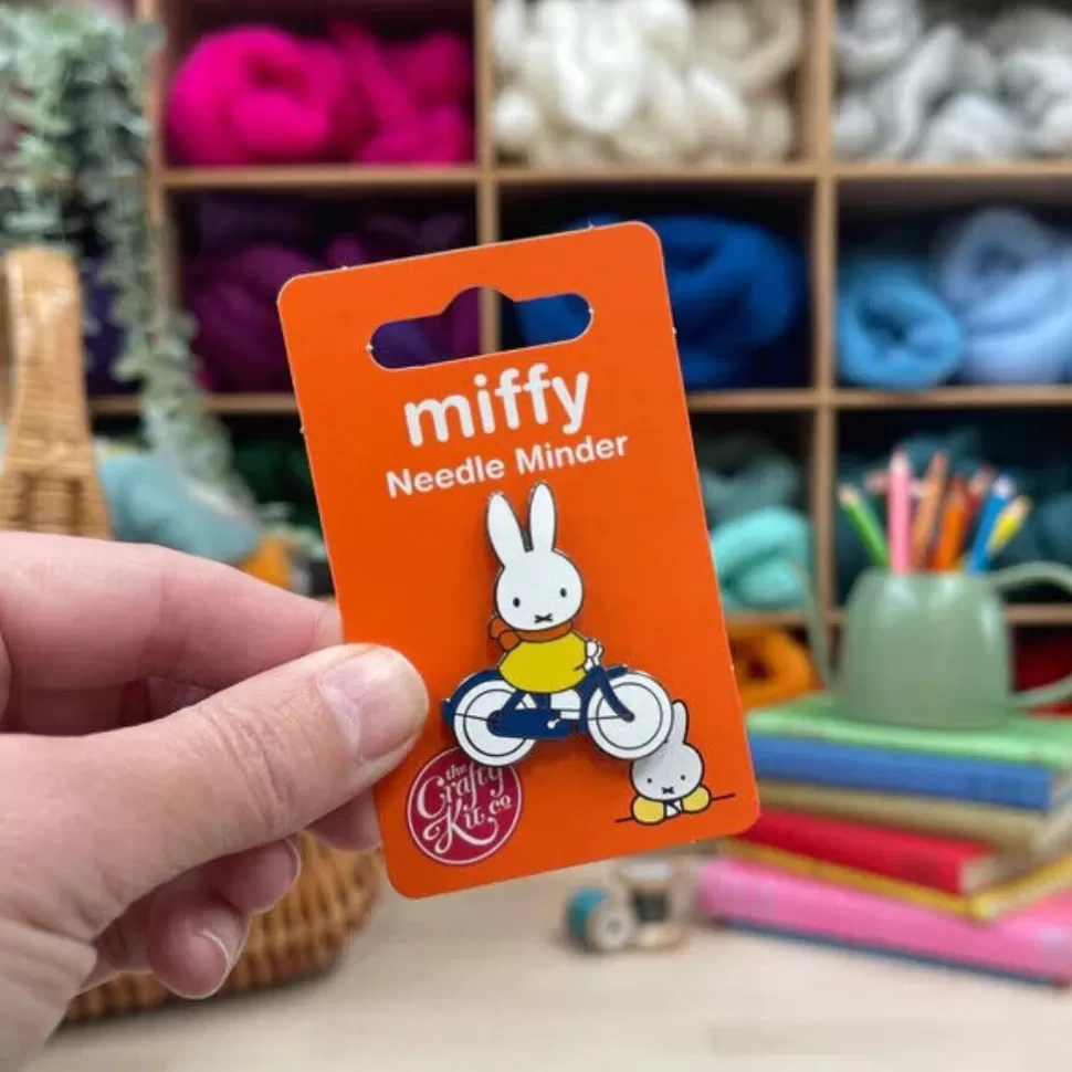 Miffy in Sella - Fermaglio Magnetico Porta Aghi per Appassionati di Ciclismo con Design Accattivante
