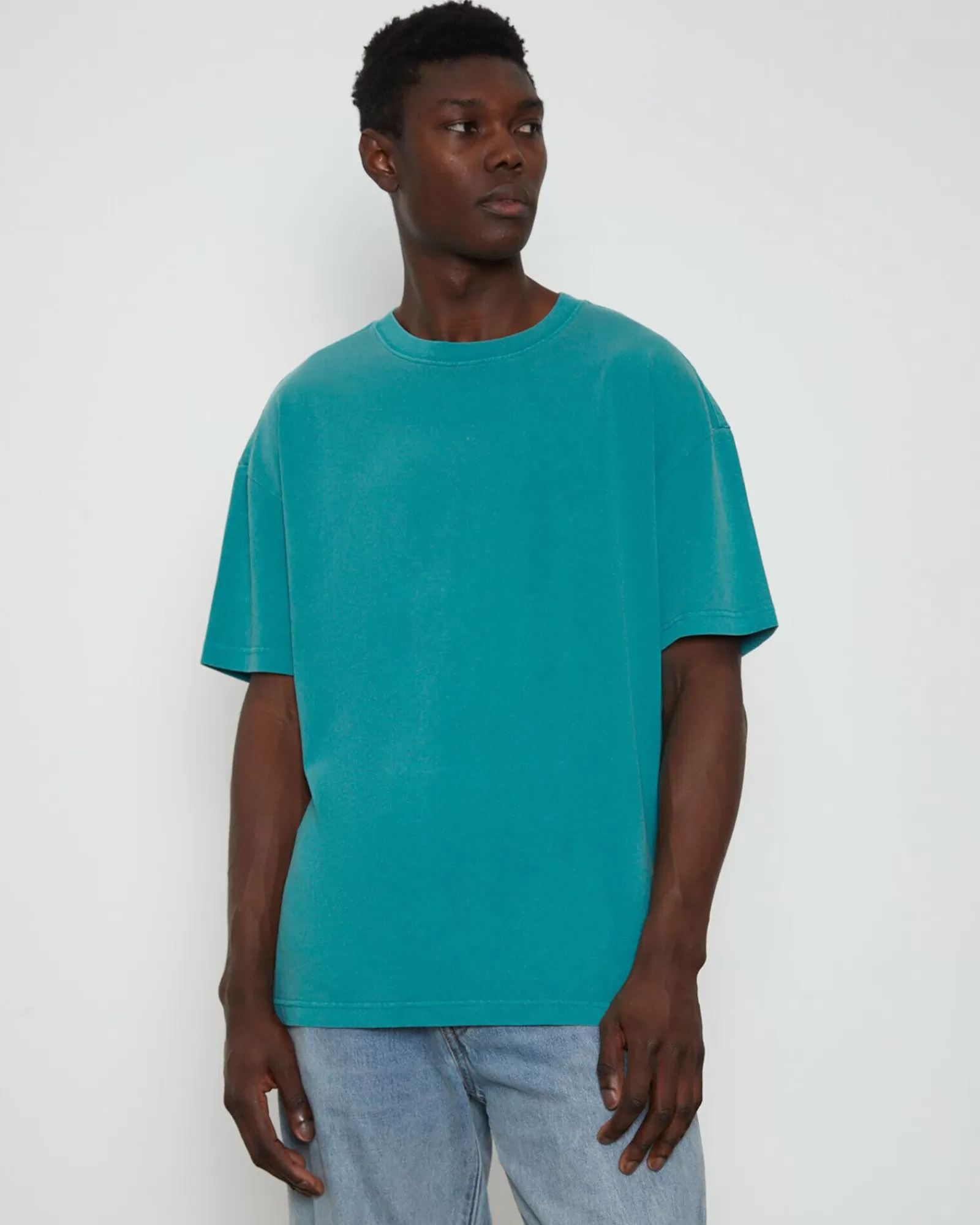 Maglietta Unisex Vintage Essential - Taglio Classico in Verde Smeraldo Intenso by GENERAL PANTS CO. | Collezione Basics Originale con Finiture Premium e Comfort Ottimale