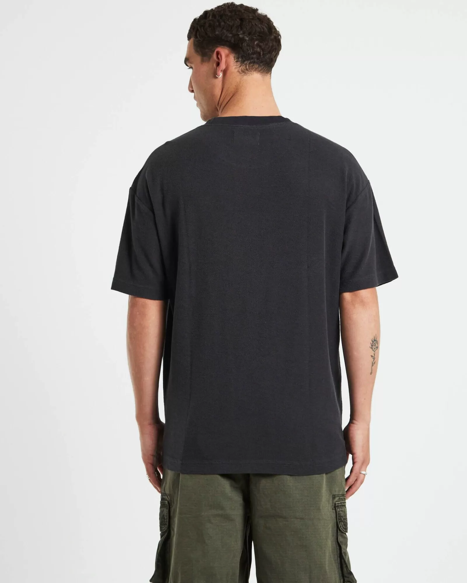 Offerta: T-Shirt ARVUST Ramona in Lino Nero Sbiadito con Maniche Corte - Vestibilità Morbida e Stilosa