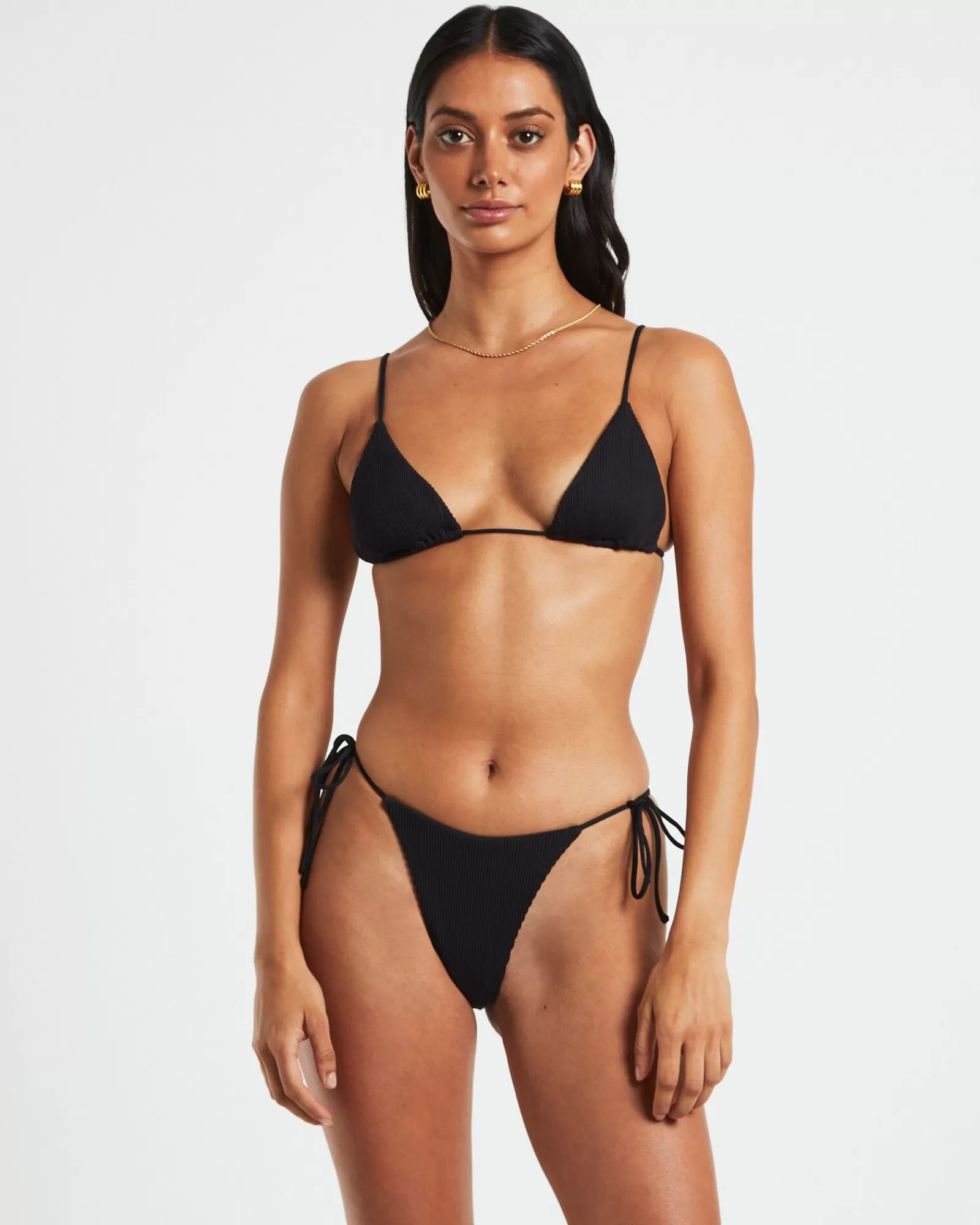 Top Bikini Triangolare in Nero con Spaghetti Sottili - Reggiseno a Costine con Confezione Minimalista per un Look Chic e Sofisticato