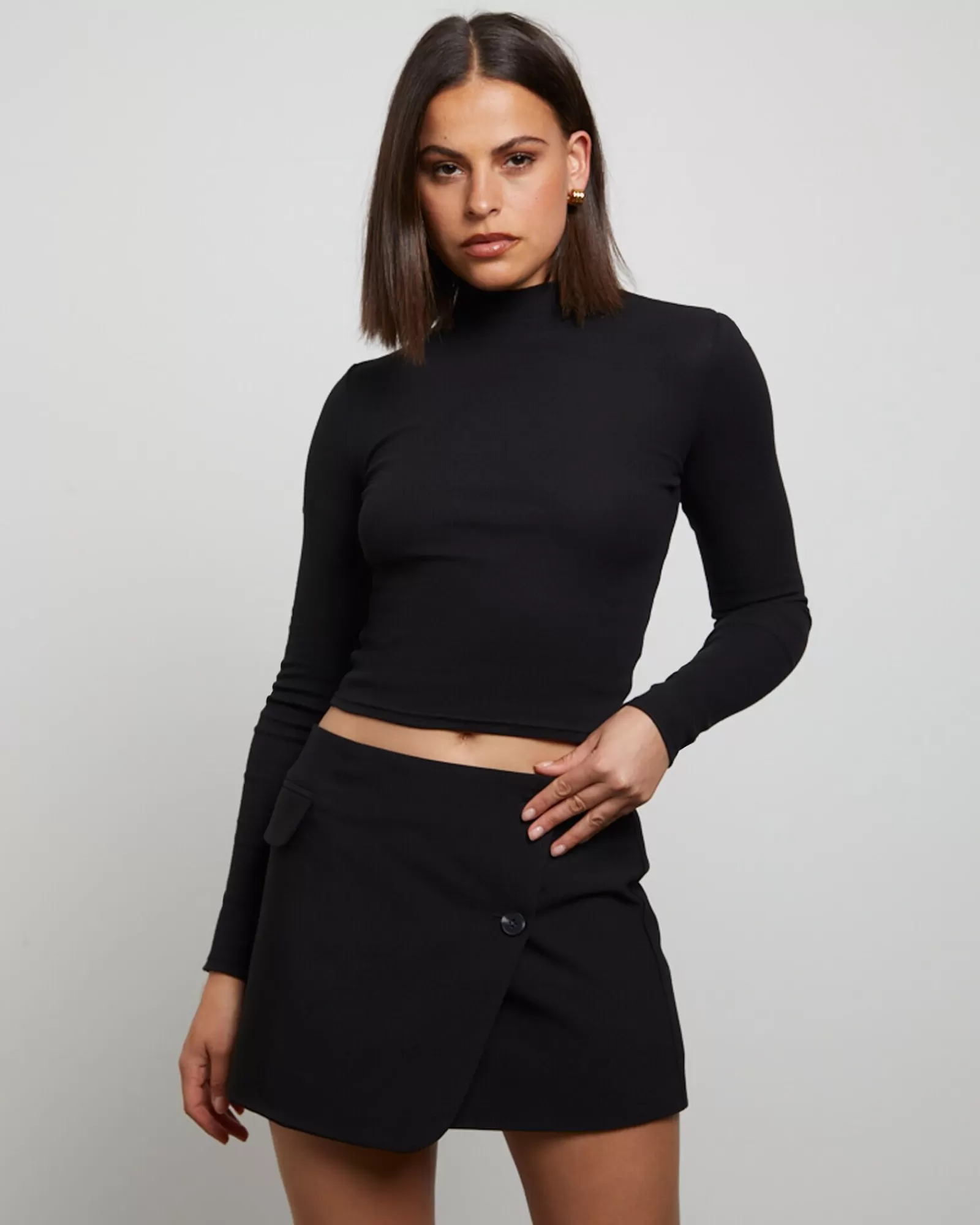 Maglia Top Corto in Nero a Manica Lunga con Costine - Essential Stile Minimalista di GENERAL PANTS CO.