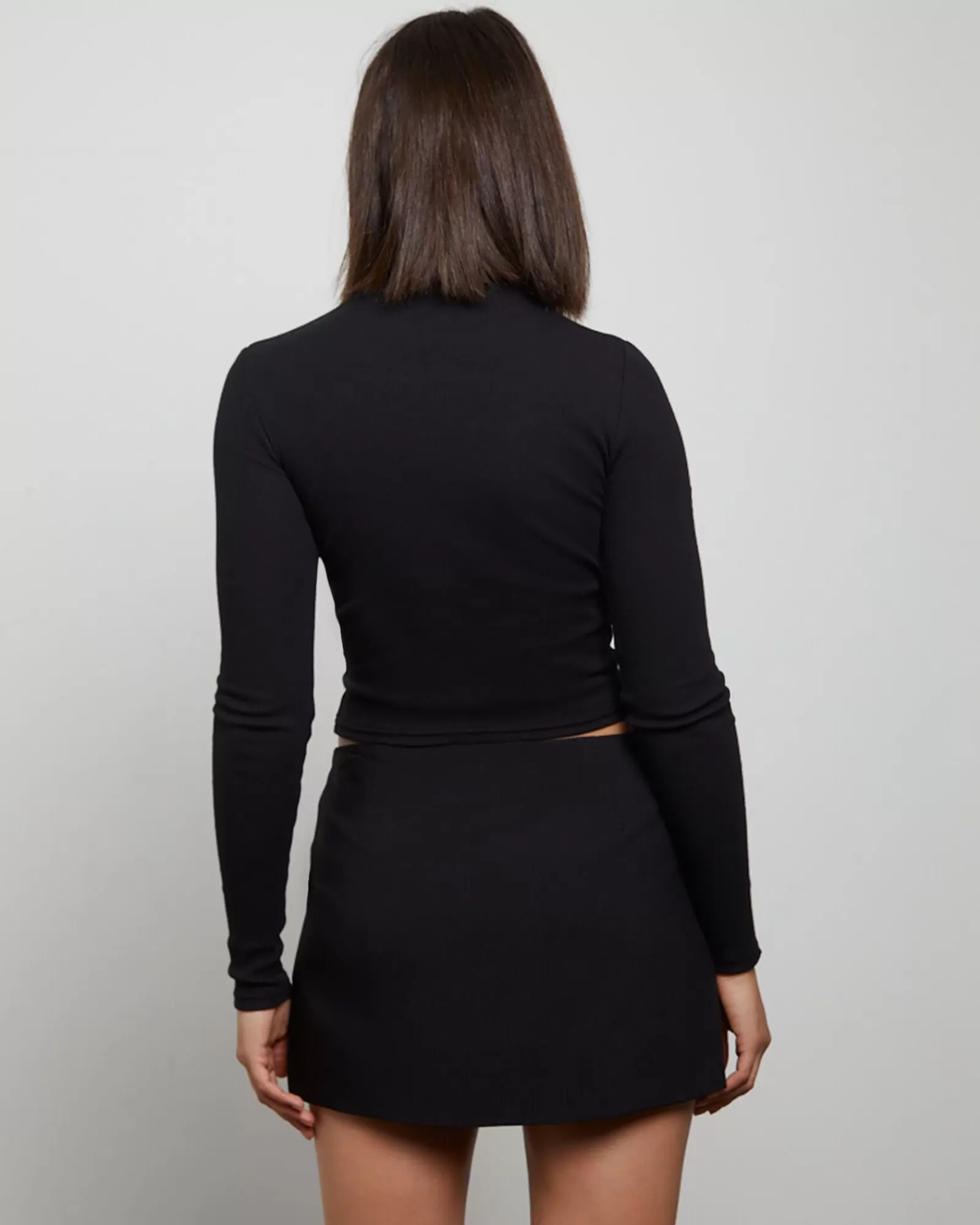 Maglia Top Corto in Nero a Manica Lunga con Costine - Essential Stile Minimalista di GENERAL PANTS CO.
