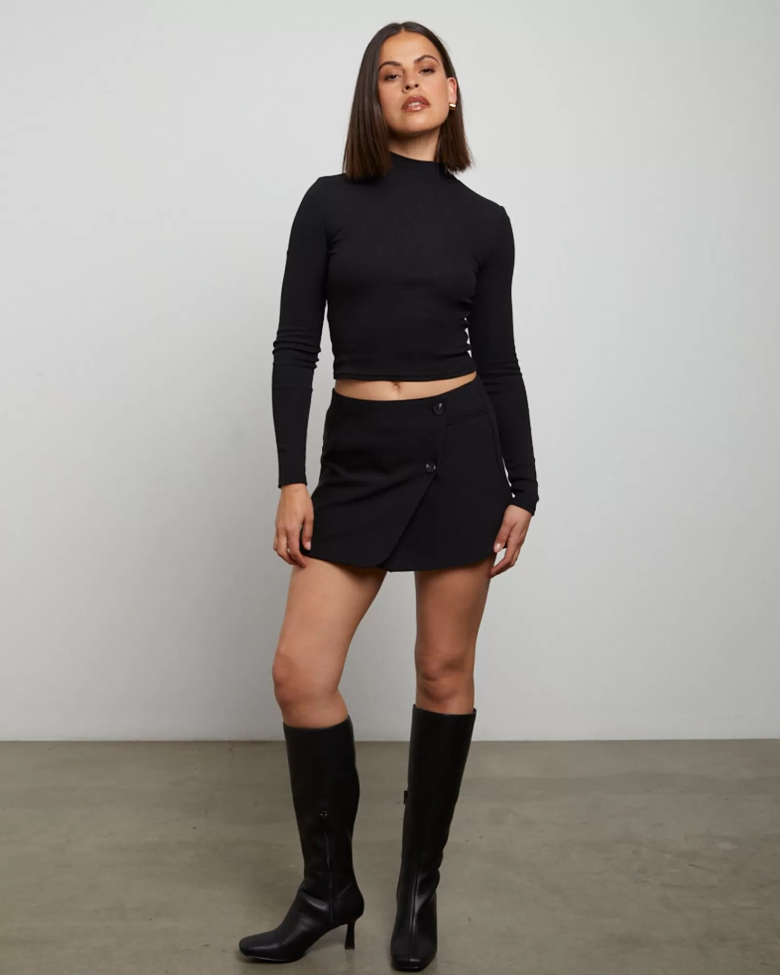 Maglia Top Corto in Nero a Manica Lunga con Costine - Essential Stile Minimalista di GENERAL PANTS CO.