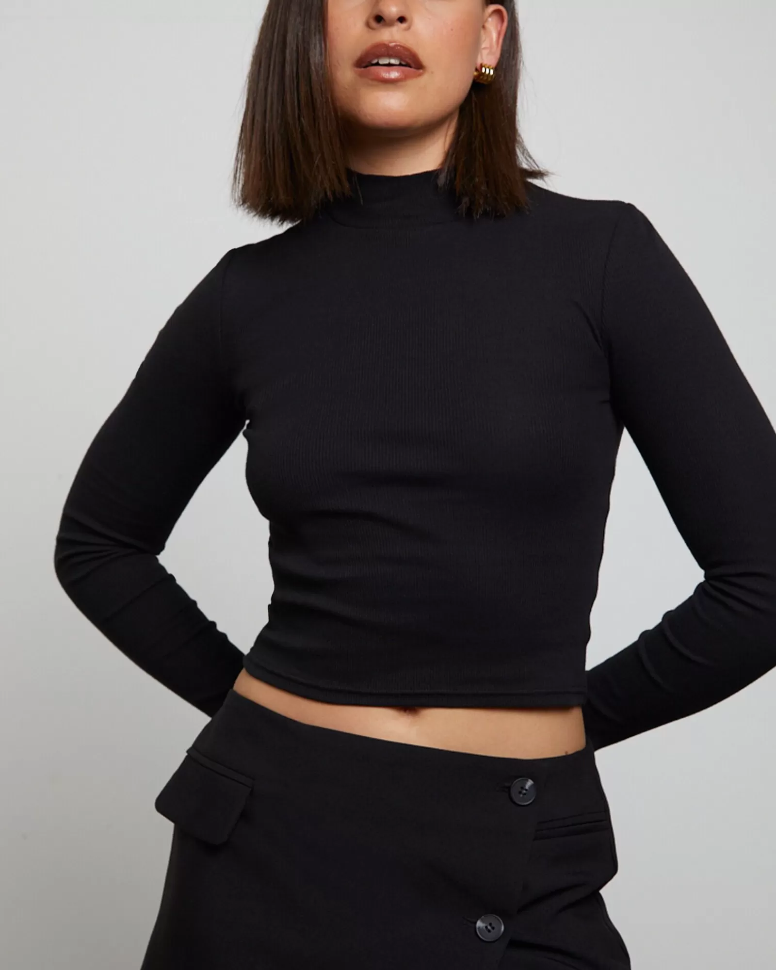 Maglia Top Corto in Nero a Manica Lunga con Costine - Essential Stile Minimalista di GENERAL PANTS CO.