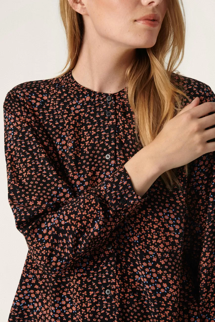 Abbagliante Collezione SLAhnita - Camicie Raffinate e Tops Femminili in Seta Opulenta 

Eleganti Bluse Artigianali SLAhnita - Tessuti di Lusso che Accarezzano la Pelle 

Linea Esclusiva Camicerie SLAhnita - Preziosi Capispalla in Chiffon Idrovivo 

Capi Irripetibili SLAhnita Skjorte - Soffici Bluse in Seta Tinta a Mano