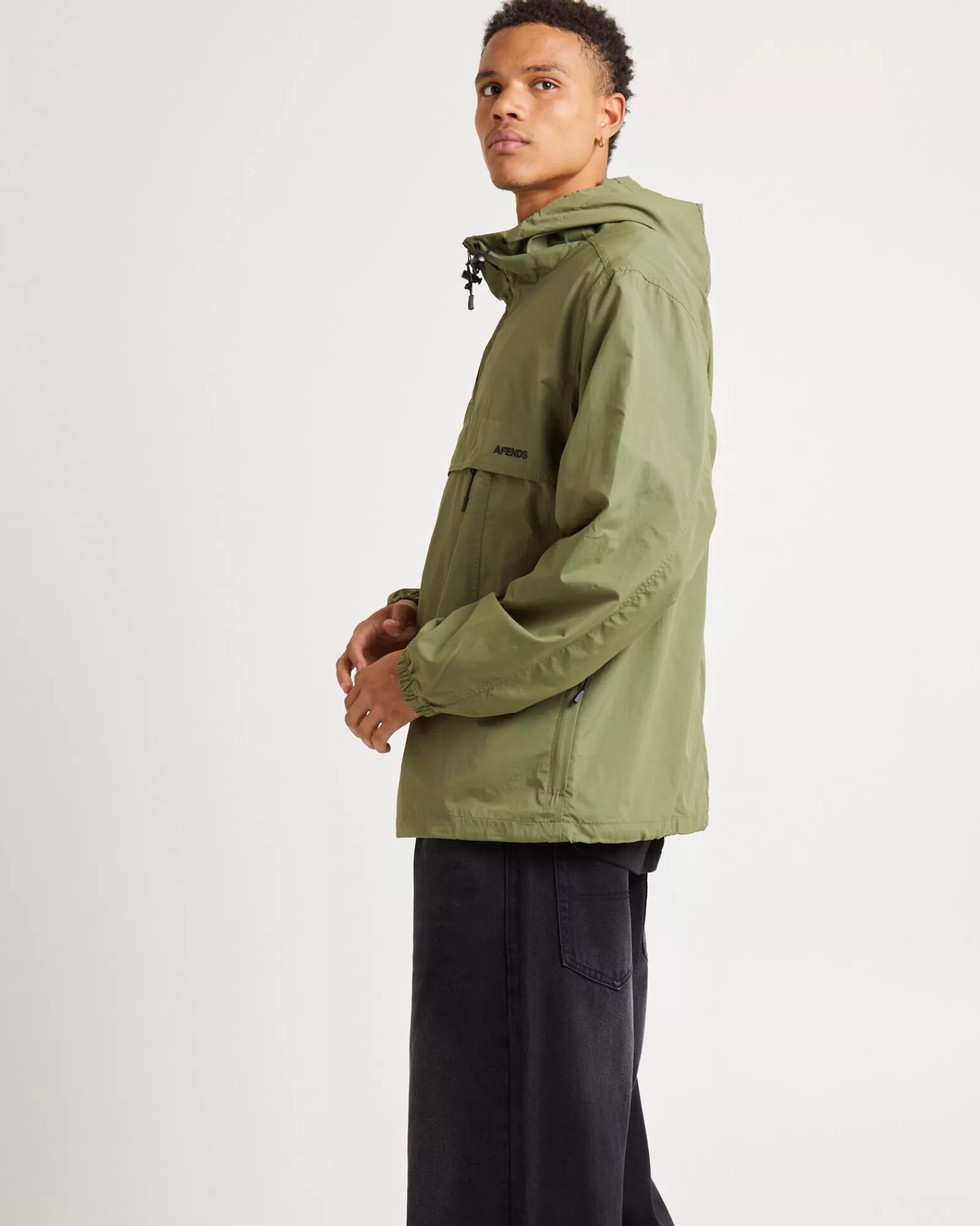 Saldi Esclusivi AFENDS Linea Ecologica: Giacca Anorak Impermeabile con Materiali Riciclati, Stampa Camouflage e Design Unisex - Verde Militare (Fino al 50% di sconto!)