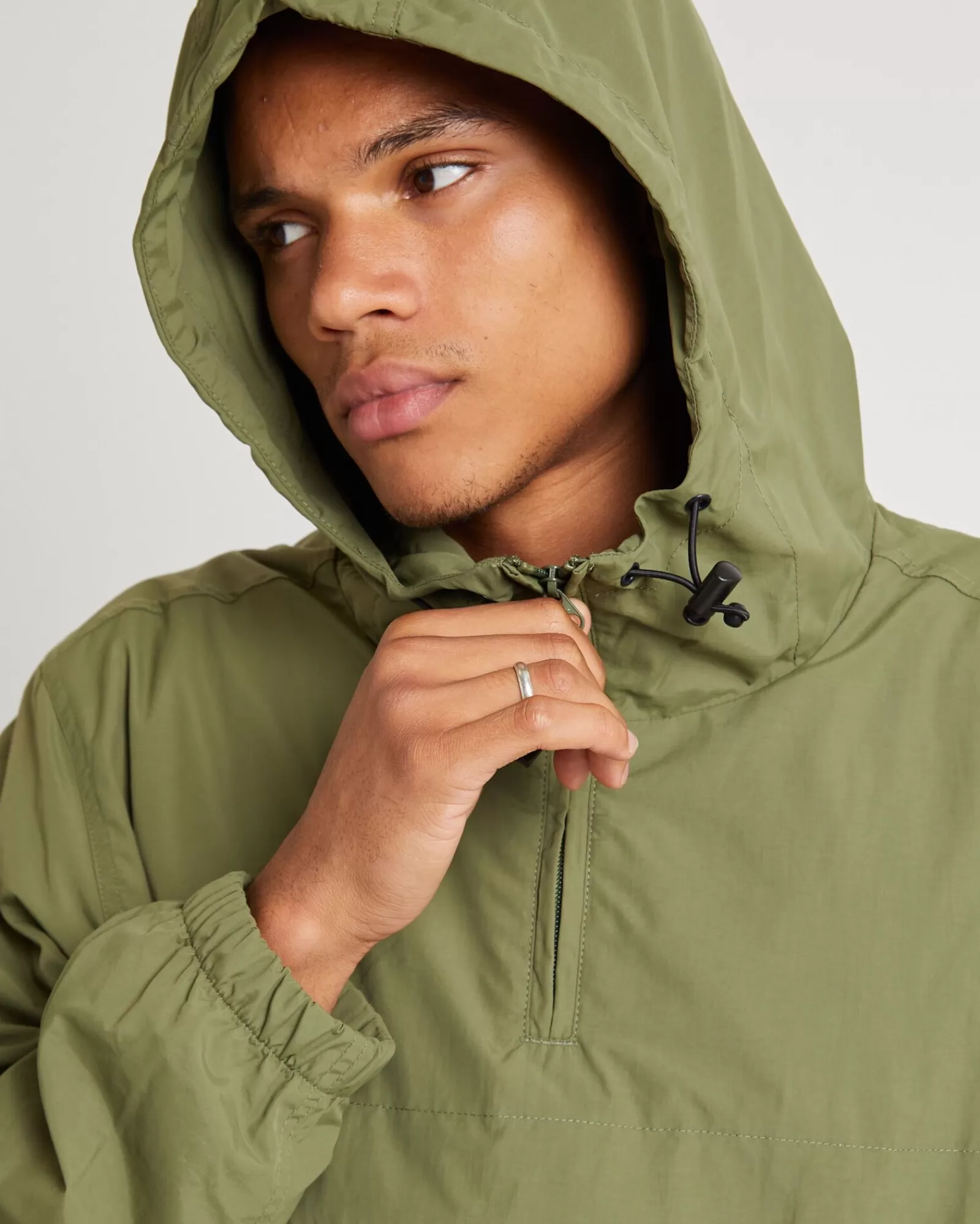 Saldi Esclusivi AFENDS Linea Ecologica: Giacca Anorak Impermeabile con Materiali Riciclati, Stampa Camouflage e Design Unisex - Verde Militare (Fino al 50% di sconto!)