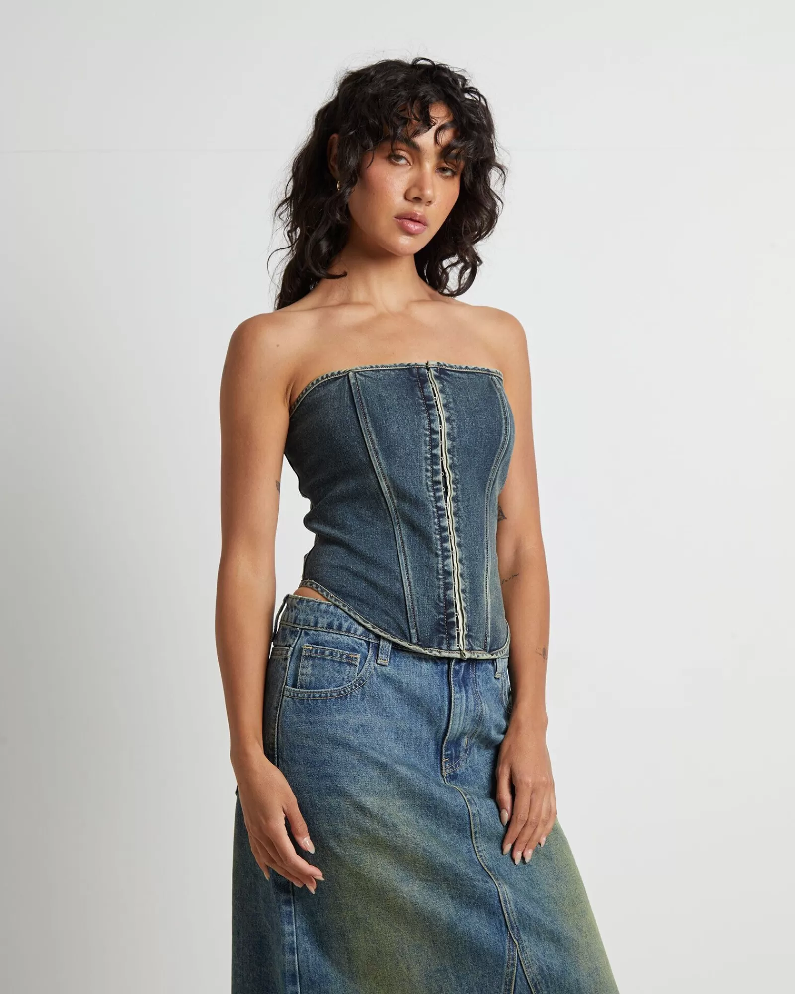 Corsetto in Denim Taytum di NEON HART - Chiusura Anteriore con Occhielli e Finitura Vintage Stilizzata