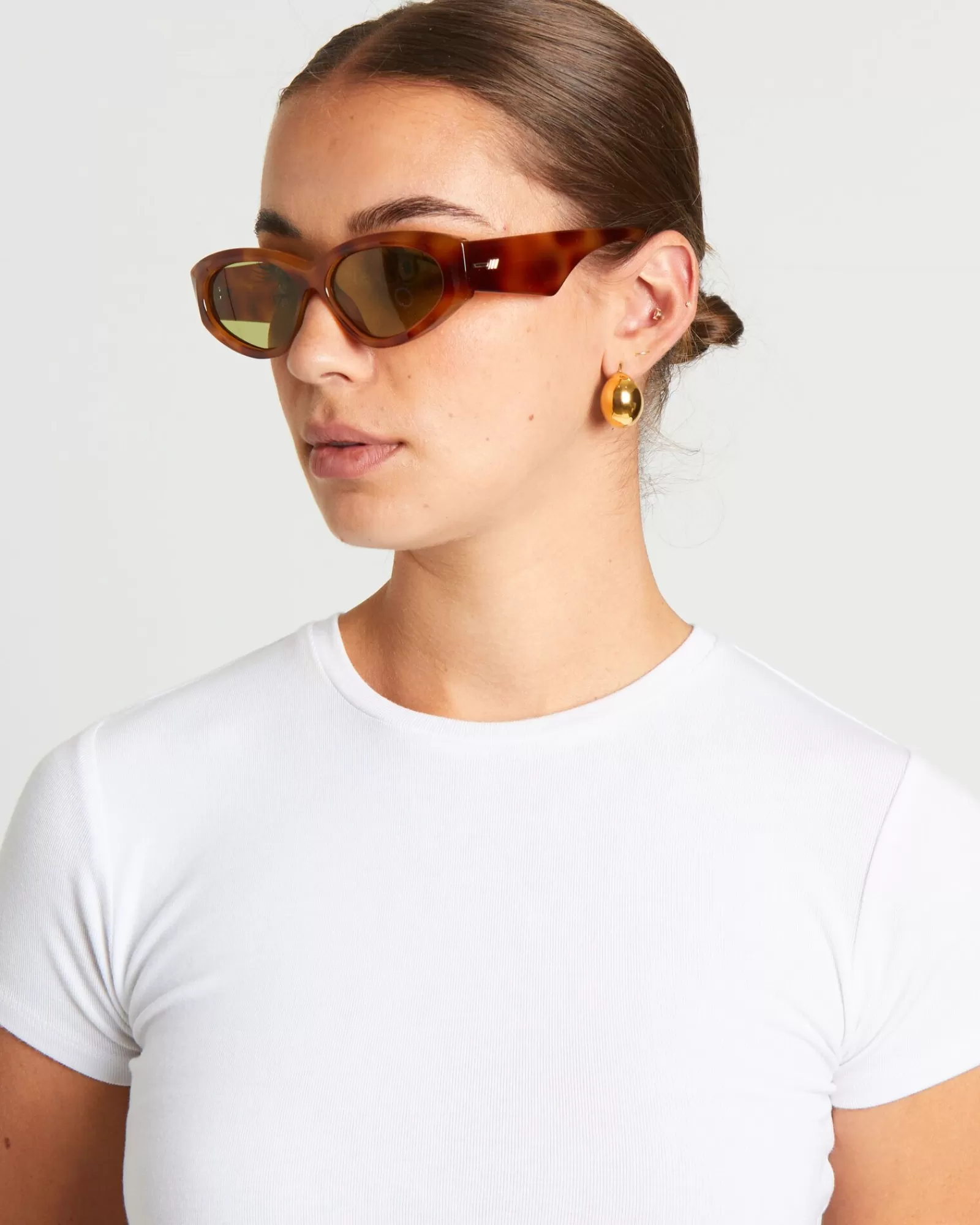 LE SPECS Occhiali da Sole Under Wraps - Design Retrò in Tartaruga Vintage con Dettagli Oliva